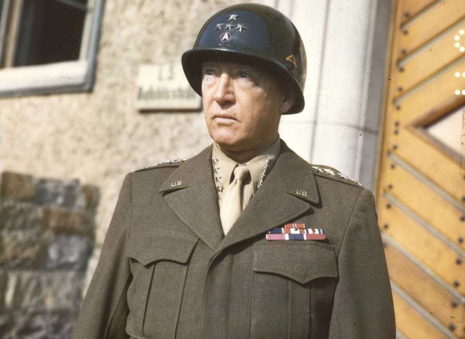 Retrato oficial do general George Patton em uniforme de campanha