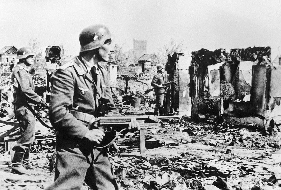 Soldados do Exército Vermelho na Fábrica de Tratores de Stalingrad